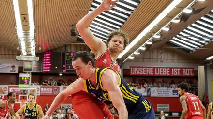 Großes Duell. Albas Dennis Clifford (blaues Trikot) gegen John Bryant von den Gießen 46ers.