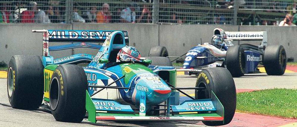 Rivalen. Im australischen Adelaide (großes Bild) liefern sich 1994 Michael Schumacher (vorn/Benetton-Ford) und Damon Hill (Williams-Renault) einen erbitterten Kampf. 
