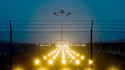Am Flughafen Tegel gilt von 23 Uhr bis 5.59 Uhr Nachtflugverbot. Ausnahmen gibt es nur für Post-, Ambulanz- und Regierungsmaschinen.
