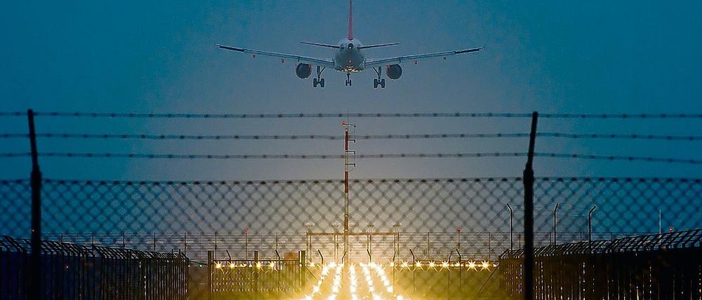 Am Flughafen Tegel gilt von 23 Uhr bis 5.59 Uhr Nachtflugverbot. Ausnahmen gibt es nur für Post-, Ambulanz- und Regierungsmaschinen.