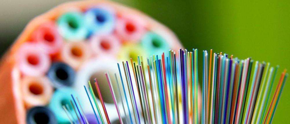 Glasfaserkabel sind die Grundlage für den Ausbau von schnellem Internet. In ihnen werden die Daten als optische Signale weitergeleitet.