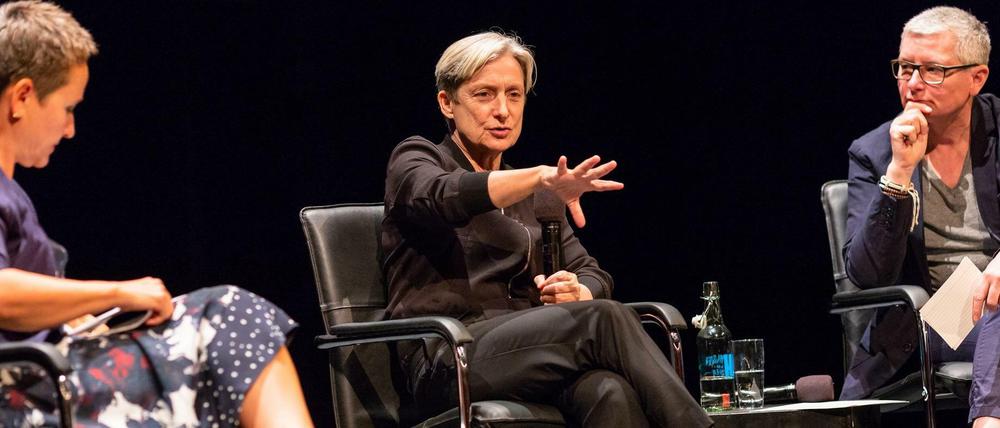 Rahel Jaeggi (l-r), Judith Butler und Sabine Hark im HAU.