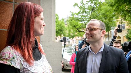Die Hartz IV-Empfängerin Sandra Schlensog begrüßt den Gesundheitsminister Jens Spahn (CDU). 