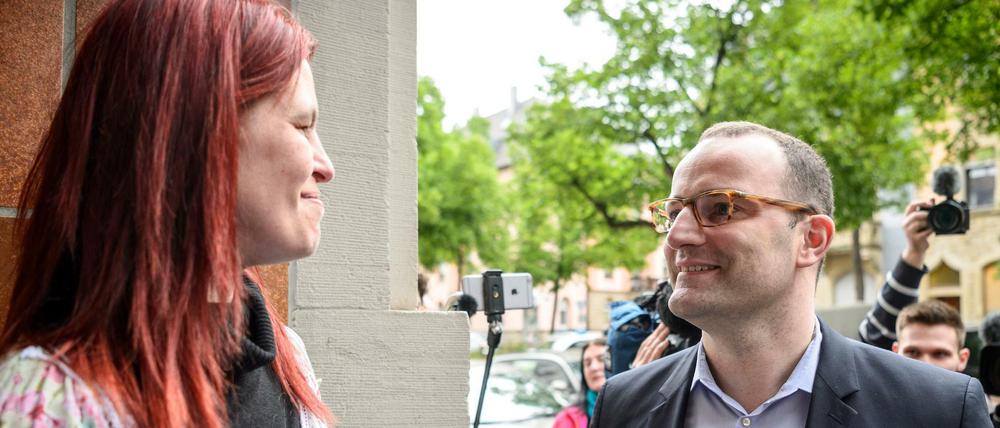 Die Hartz IV-Empfängerin Sandra Schlensog begrüßt den Gesundheitsminister Jens Spahn (CDU). 
