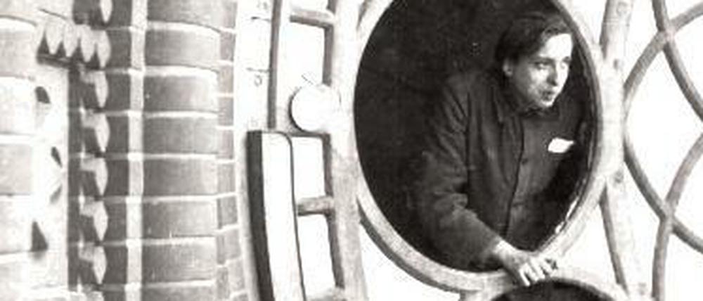 Bernhard Ziermann (1933-2018) beim Verglasen der Uhr des Roten Rathaus'