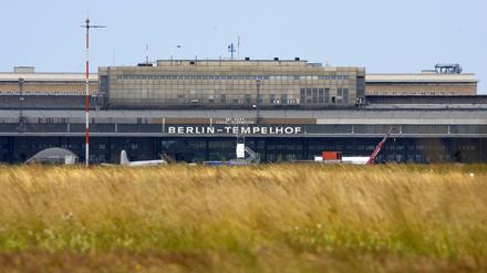 Der Flughafen Tempelhof (THF) nahm 1923 den Linienverkehr auf. Nach einem gescheiterten Volksentscheid über den Weiterbetrieb wurde er am 30. Oktober 2008 geschlossen.