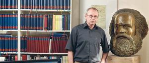 Gerald Hubmann koordiniert von seinem Berliner Büro aus die Arbeit an der MEGA. Links im Regal sind einige der Bände zu sehen.