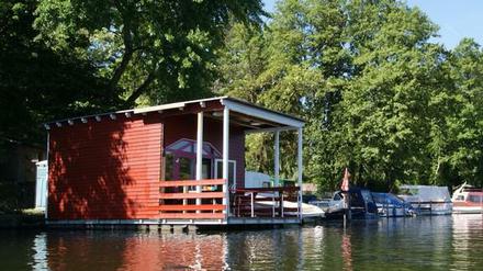 Ferienwohnung in Schwedenhäuschenrot. Wer nicht gleich aufs Wasser will, kann auch im Wald nebenherlaufen.