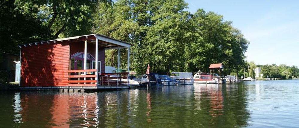 Ferienwohnung in Schwedenhäuschenrot. Wer nicht gleich aufs Wasser will, kann auch im Wald nebenherlaufen.