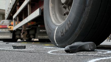Immer wieder kommt es zu tödlichen Unfällen mit Radfahrern, wenn Lkw rechts abbiegen. Abbiegeassistenten könnten einen Teil davon verhindern.