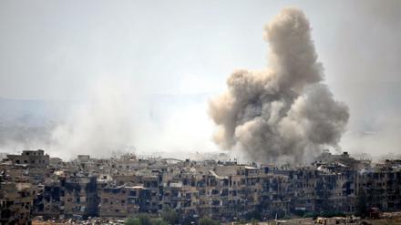 Rauch steigt nach Explosionen in einer Stadt in Syrien auf (Symbolbild).