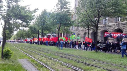Der starke Wind lässt die Fahnen heftig flattern: Der DGB geht bei seiner Demo von 10.000 Teilnehmern aus, die Polizei schätzte zunächst zwischen 3000 und 4000 Demonstranten.