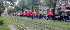 Der starke Wind lässt die Fahnen heftig flattern: Der DGB geht bei seiner Demo von 10.000 Teilnehmern aus, die Polizei schätzte zunächst zwischen 3000 und 4000 Demonstranten.