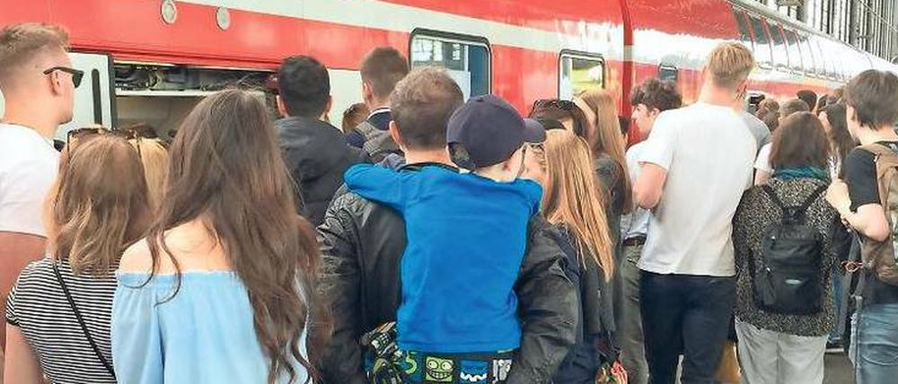 Nichts geht mehr. Der Andrang an den Zügen nach Werder am Bahnhof Zoo war gewaltig. 