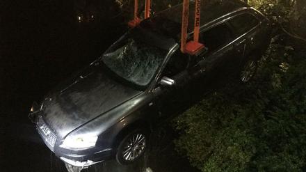 In der Nacht zu Dienstag barg die Feuerwehr einen Audi, der in den Landwehrkanal gerast war.