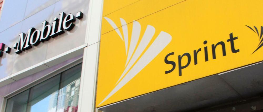 Filialen der Telekom-Tochter T-Mobile US und des Rivalen Sprint in New York.