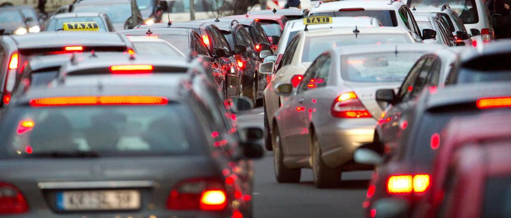 Autofahrer stehen in Düsseldorf im Stau.