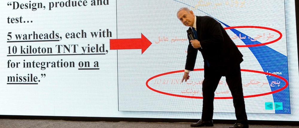 Benjamin Netanjahu, Ministerpräsident von Israel, präsentiert bei einer Pressekonferenz Bilder aus einem "geheimen Atomarchiv" in Teheran, die Israels Geheimdienst aufgespürt habe.