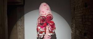 Im Halbdunkel leuchtet eine Arbeit von Birgit Dieker.