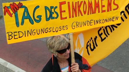 In Deutschland wird darüber debattiert, Finnland stellt das Experiment bereits wieder ein.