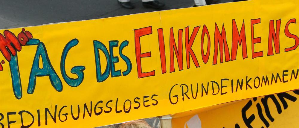 In Deutschland wird darüber debattiert, Finnland stellt das Experiment bereits wieder ein.