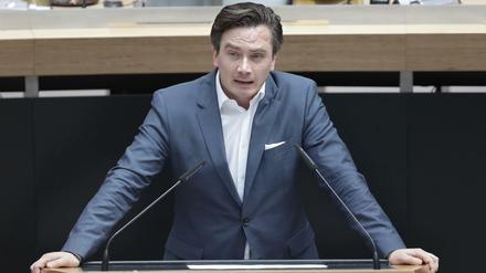 Der Abgeordnete Marcel Luthe (FDP) spricht bei der Sitzung des Berliner Abgeordnetenhauses. 