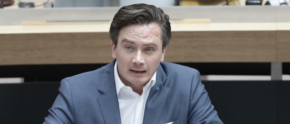 Der Abgeordnete Marcel Luthe (FDP) spricht bei der Sitzung des Berliner Abgeordnetenhauses. 