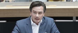 Der Abgeordnete Marcel Luthe (FDP) spricht bei der Sitzung des Berliner Abgeordnetenhauses. 