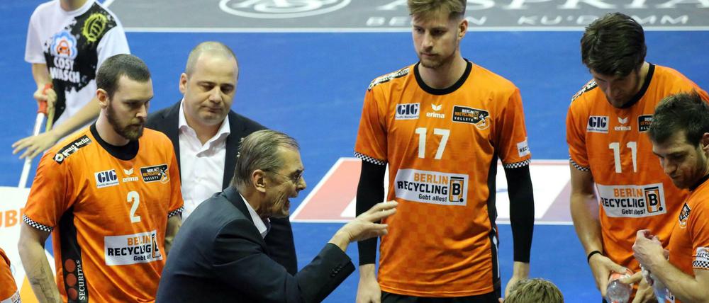 Mit voller Leidenschaft dabei. Volleys-Trainer Stelian Moculescu während einer Auszeit.