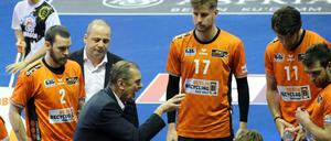 Mit voller Leidenschaft dabei. Volleys-Trainer Stelian Moculescu während einer Auszeit. 