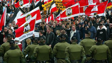 NPD-Anhänger bei einer Demonstration in Rostock 2006. 