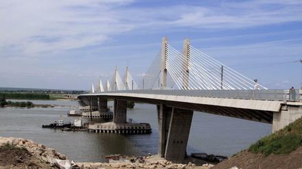 Die Reise von Popes Helden Viorel endet im Donau-Delta: Die neue Brücke über die Donau zwischen Widin in Bulgarien und Calafat in Rumänien, aufgenommen am 07.05.2013.