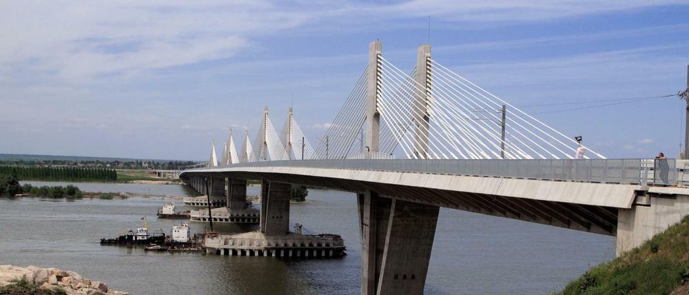 Die Reise von Popes Helden Viorel endet im Donau-Delta: Die neue Brücke über die Donau zwischen Widin in Bulgarien und Calafat in Rumänien, aufgenommen am 07.05.2013.