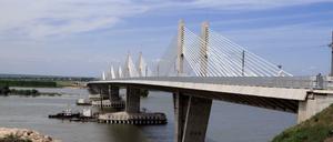 Die Reise von Popes Helden Viorel endet im Donau-Delta: Die neue Brücke über die Donau zwischen Widin in Bulgarien und Calafat in Rumänien, aufgenommen am 07.05.2013. 