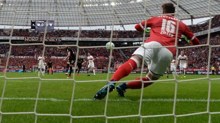 Richtige Entscheidung. VfB-Torwart Ron-Robert Zieler fliegt nach rechts, Alario schießt ins selbe Eck.