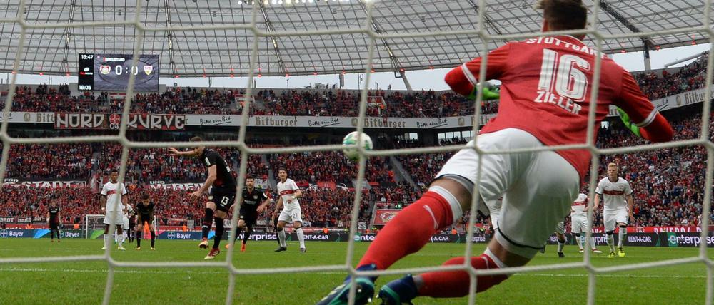 Richtige Entscheidung. VfB-Torwart Ron-Robert Zieler fliegt nach rechts, Alario schießt ins selbe Eck.