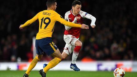Für Mesut Özil (r.) wird die Aufgabe gegen Atletico im Rückspiel nicht leichter.