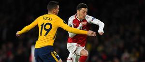 Für Mesut Özil (r.) wird die Aufgabe gegen Atletico im Rückspiel nicht leichter.