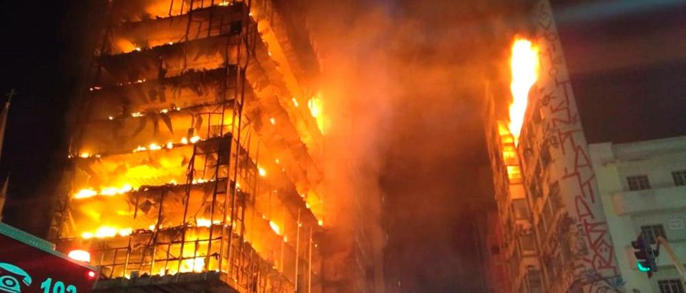 Bevor das Hochhaus in Sao Paulo einstürzte, stand es lichterloh in Flammen.