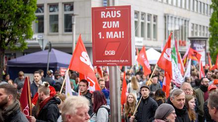 Arbeitnehmer und Gewerkschafter demonstrieren in Nürnberg. Dort hielt der Deutsche Gewerkschaftsbund (DGB) seine Hauptkundgebung in Nürnberg ab.