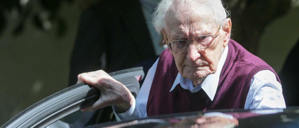 Oskar Gröning steigt am 15. Juli 2015 in Lüneburg nach seinem Urteil in ein Auto ein.