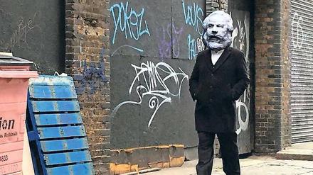 Das ist doch ... Karl Marx kehrt noch einmal auf die Erde zurück. Er taucht in Berlin auf, in London, Brüssel und in Trier.