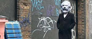 Das ist doch ... Karl Marx kehrt noch einmal auf die Erde zurück. Er taucht in Berlin auf, in London, Brüssel und in Trier.