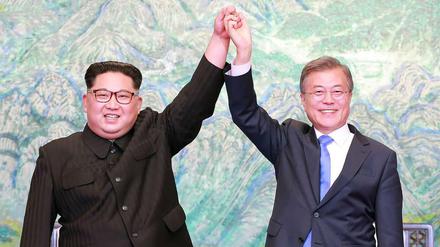 Nordkoreas Machthaber Kim Jong Un (links) und Südkoreas Präsident Moon Jae In.