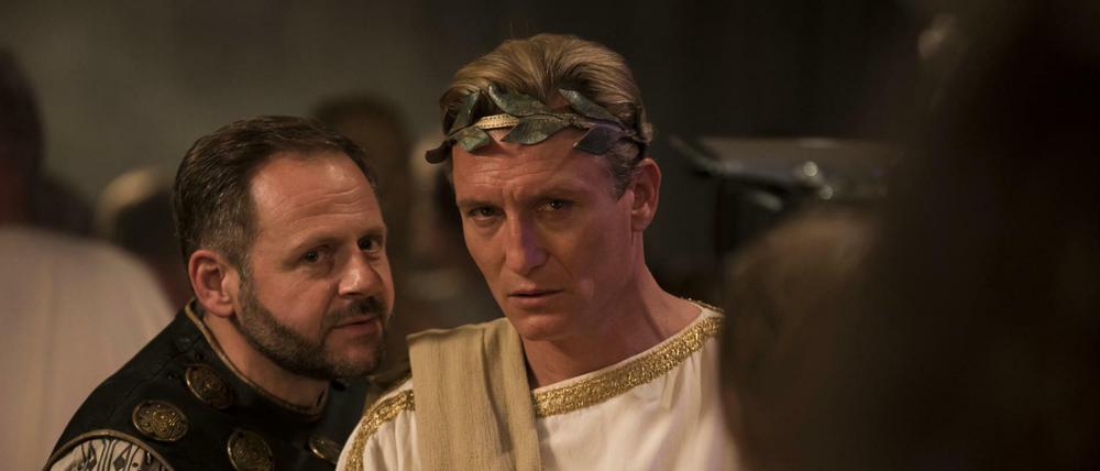 Szene aus dem Roehler-Film "Herrliche Zeiten": Claus (Oliver Masucci, re.) und sein Sklave Bartos (Samuel Finzi) auf einer Togaparty.