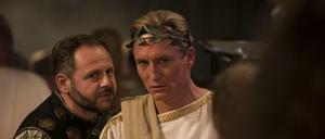 Szene aus dem Roehler-Film "Herrliche Zeiten": Claus (Oliver Masucci, re.) und sein Sklave Bartos (Samuel Finzi) auf einer Togaparty.