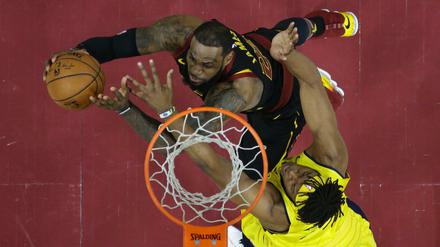 Sein Revier. Clevelands LeBron James (l.) unterm Korb gegen Myles Turner von den Indiana Pacers.