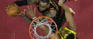 Sein Revier. Clevelands LeBron James (l.) unterm Korb gegen Myles Turner von den Indiana Pacers.