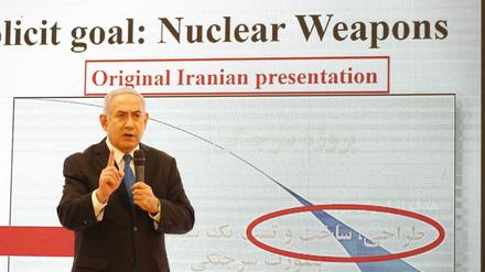 Israels Ministerpräsident Benjamin Netanjahu bei seiner Enthüllung iranischer Dokumente.