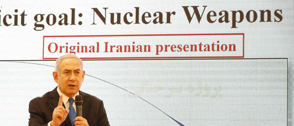 Israels Ministerpräsident Benjamin Netanjahu bei seiner Enthüllung iranischer Dokumente.